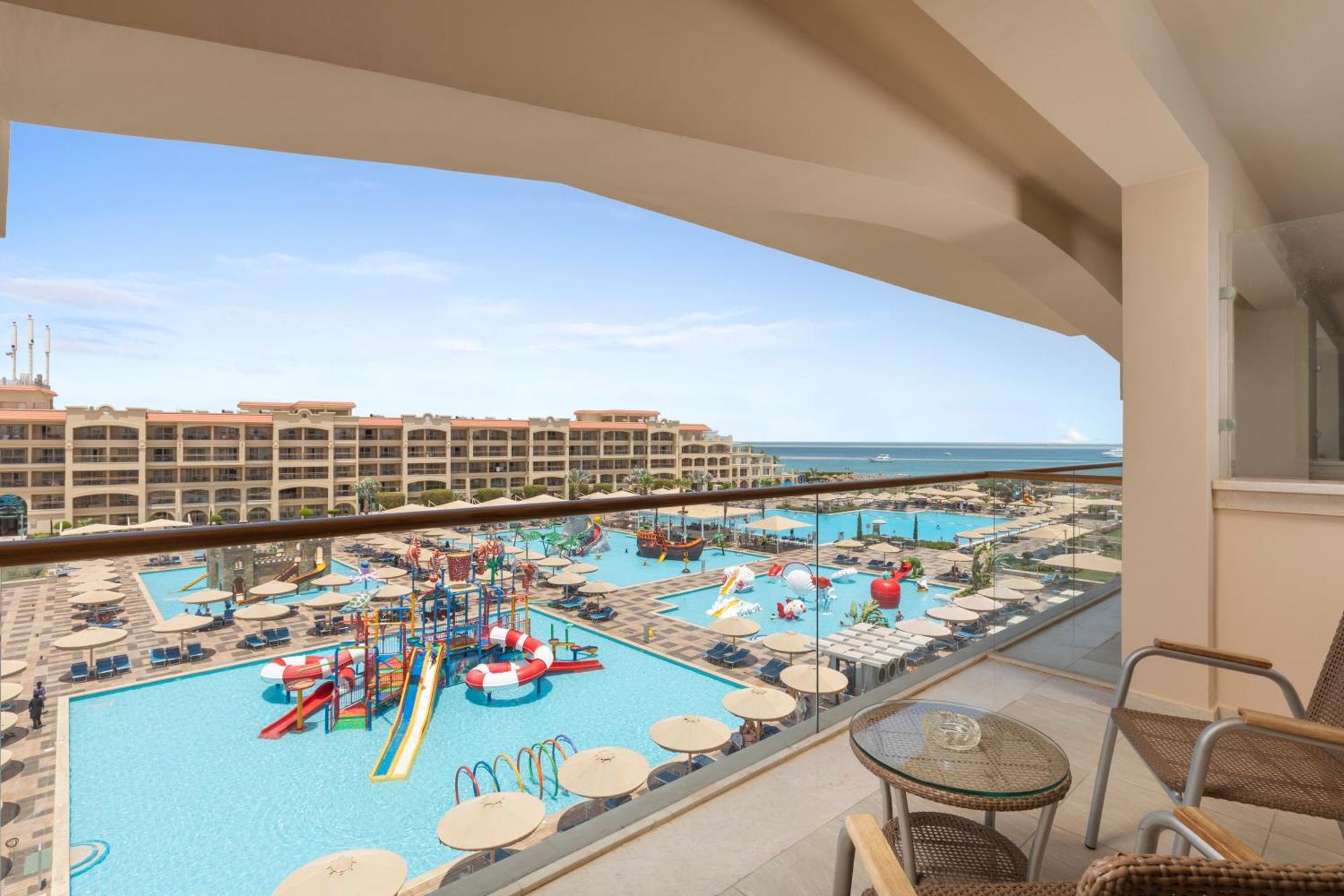 Pickalbatros White Beach Resort - Hurghada Exterior foto View of the water park